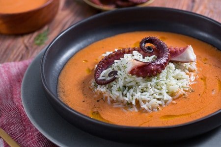 Gazpacho de pimentões com basmati e polvo