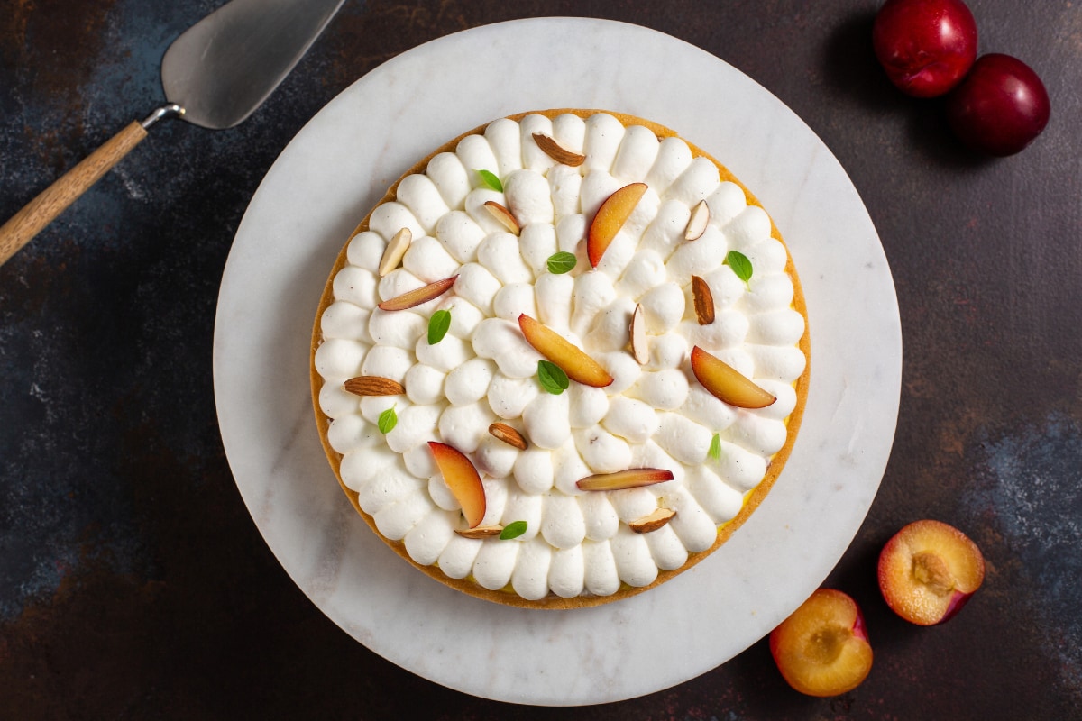 Torta com creme de amêndoas, chantilly e ameixas