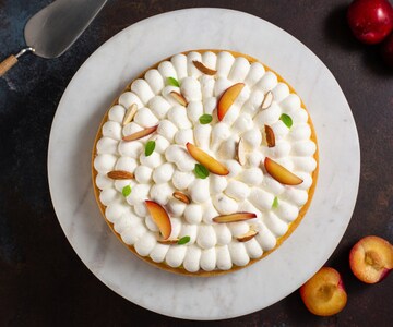 Torta com creme de amêndoas, chantilly e ameixas