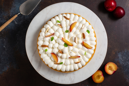 Torta com creme de amêndoas, chantilly e ameixas