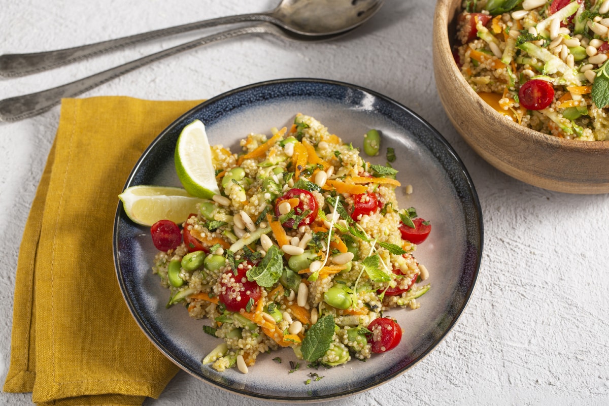 Salada de quinoa com edamame e vegetais