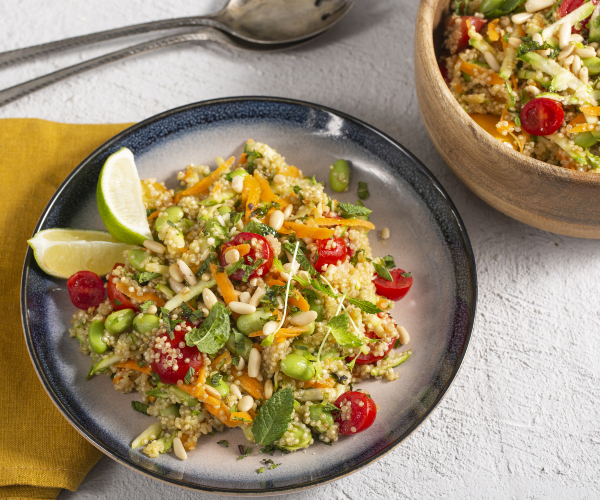 Salada de quinoa com edamame e vegetais