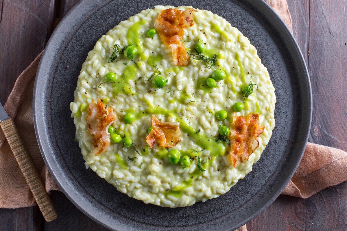 Risoto com creme de ervilhas e guanciale