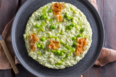 Risoto com creme de ervilhas e guanciale