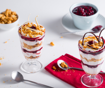 Mousse de iogurte com gelée de cerejas e crumble