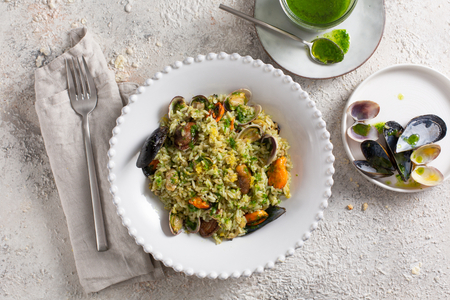 Salada de arroz com pesto de salsa e frutos do mar