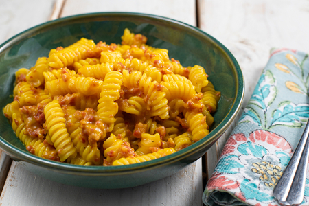 Macarrão com creme de batatas e linguiça