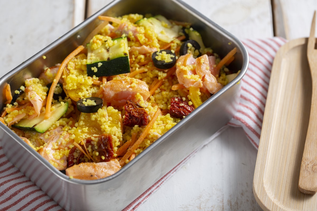 Marmita com cuscuz e salmão