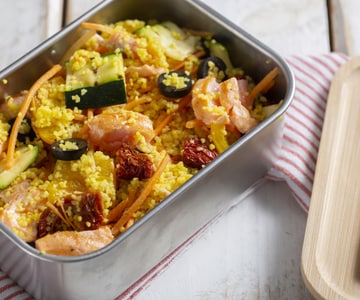 Marmita com cuscuz e salmão