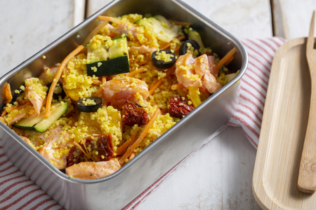 Marmita com cuscuz e salmão