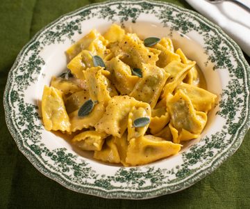 Ravioli del plin com fundo escuro