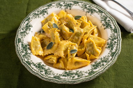 Ravioli del plin com fundo escuro