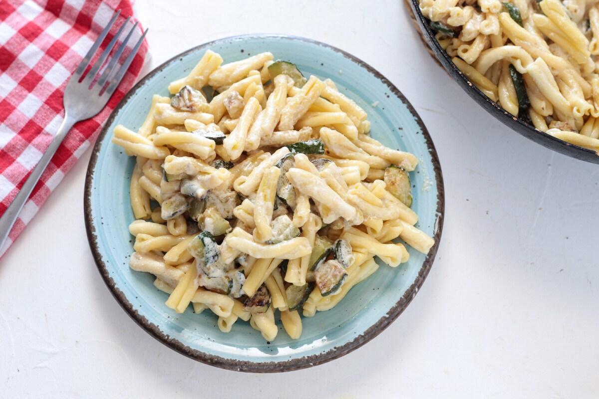 Pasta com queijo robiola e abobrinha