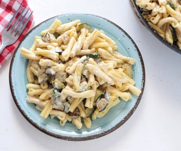 Pasta com queijo robiola e abobrinha
