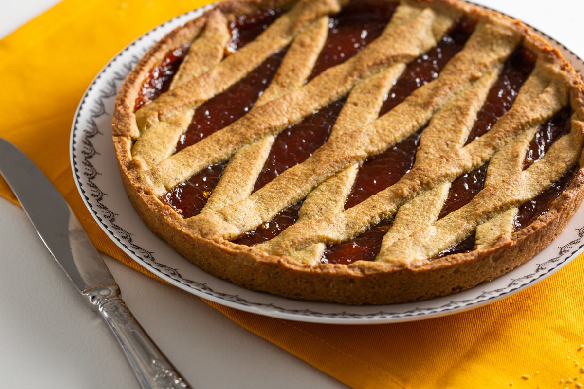 Torta de pistache e laranja com geleia de damasco