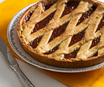 Torta de pistache e laranja com geleia de damasco