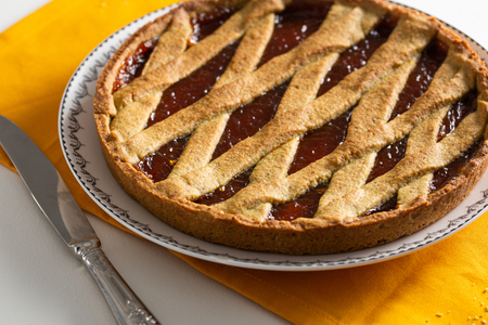Torta de pistache e laranja com geleia de damasco