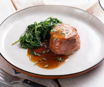 Filé de porco envolto com agretti