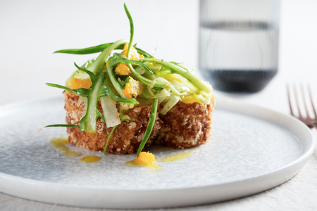 Costeleta de peixe-espada com salada de puntarelle