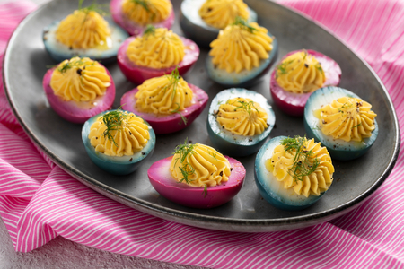 Ovos coloridos recheados