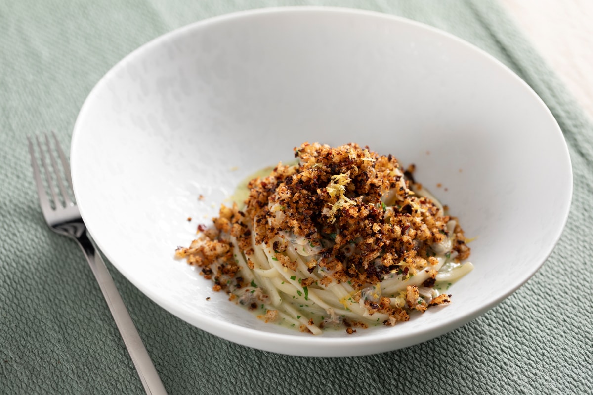 Linguine com vôngoles e pimentões cruschi