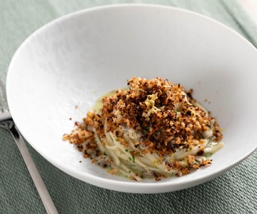 Linguine com vôngoles e pimentões cruschi