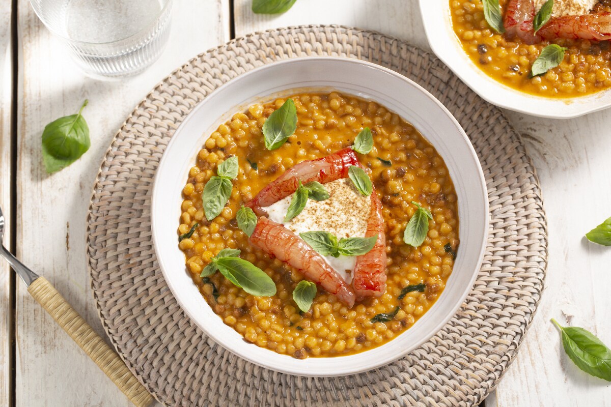 Fregola com camarões, stracciatella e alcaçuz