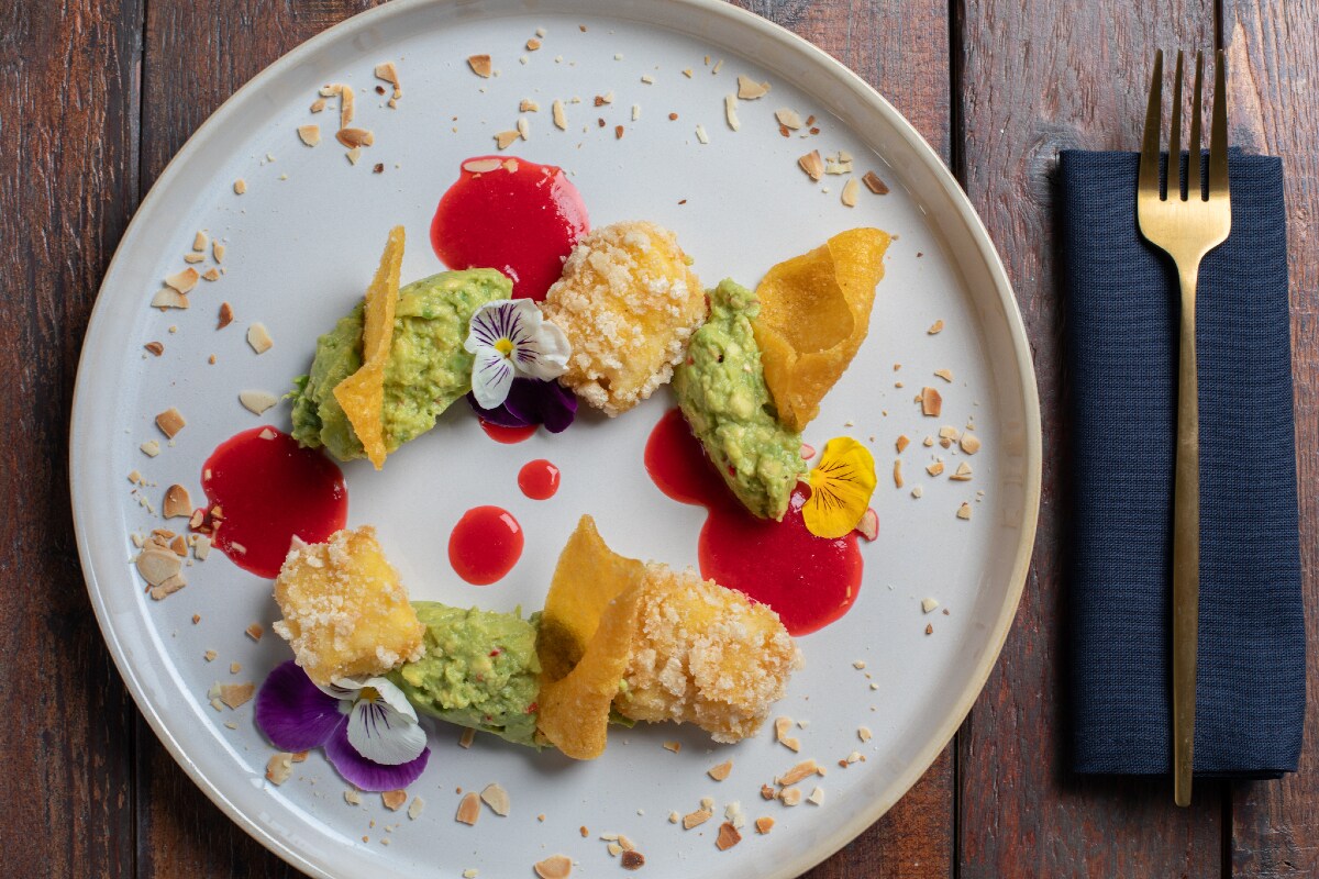 Bacalhau frito com creme de abacate