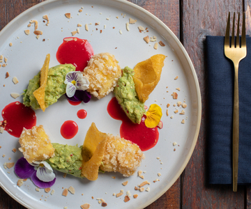 Bacalhau frito com creme de abacate