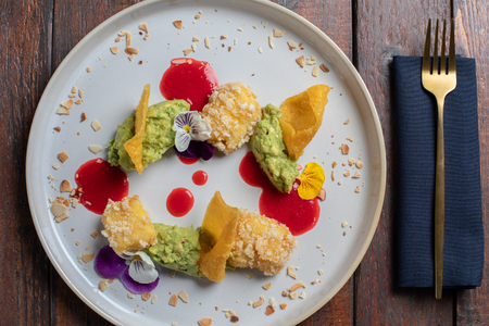 Bacalhau frito com creme de abacate