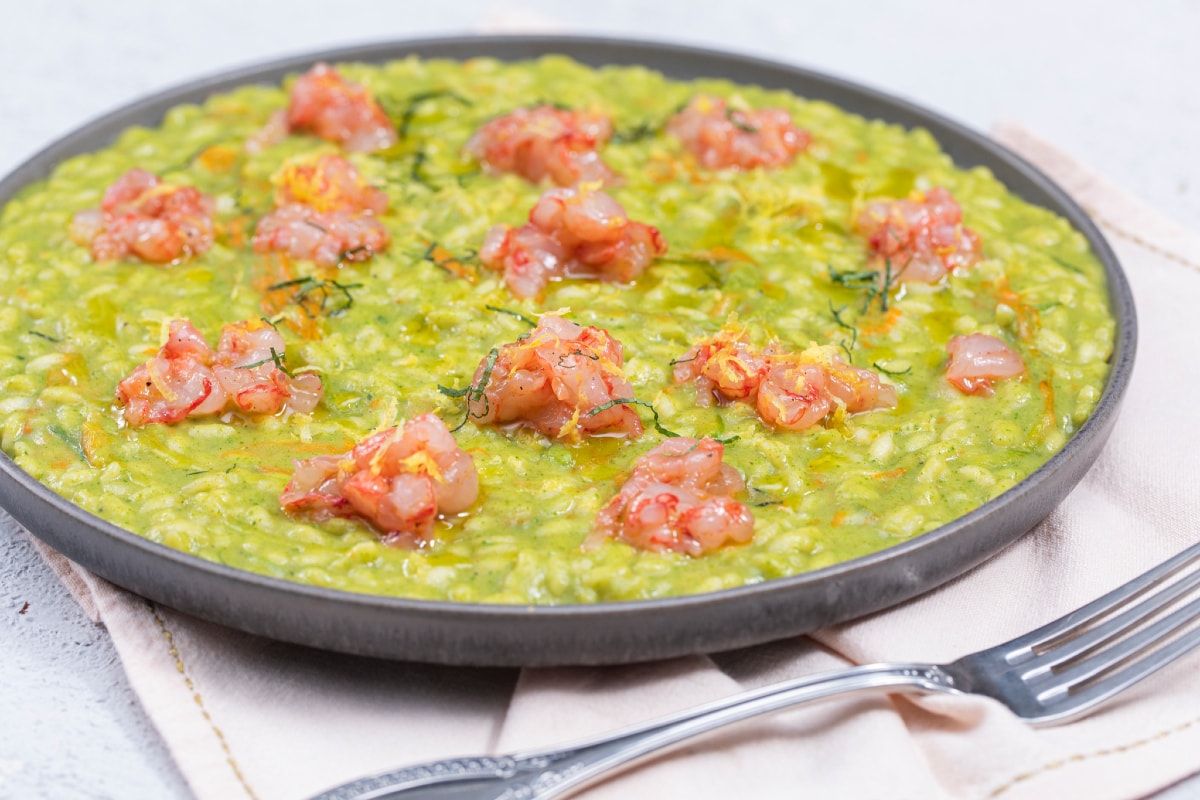 Risoto com creme de abobrinha e camarões crus