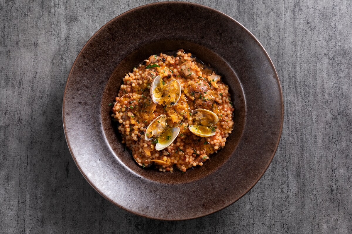 Fregola com amêijoas e bottarga