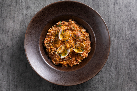 Fregola com amêijoas e bottarga
