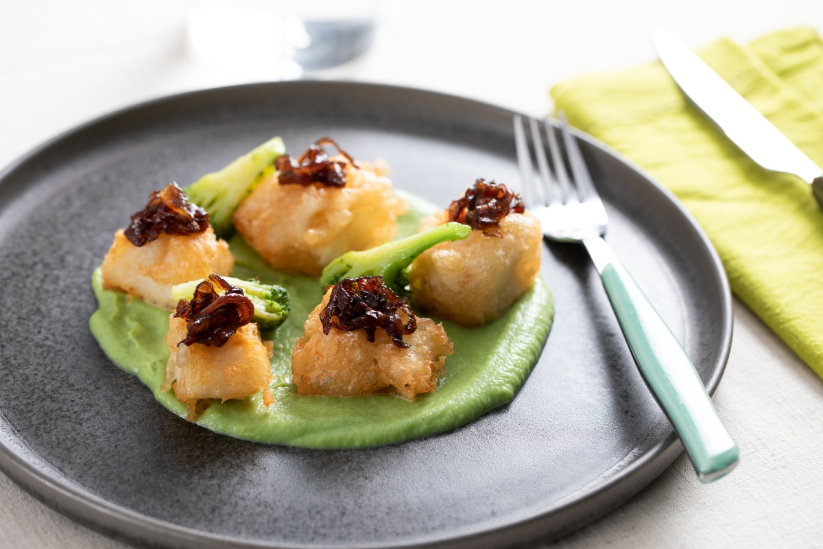 Bacalhau em tempura com brócolis