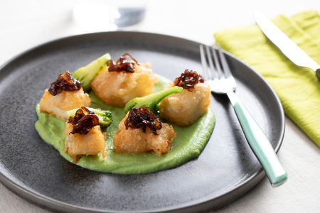 Bacalhau em tempura com brócolis