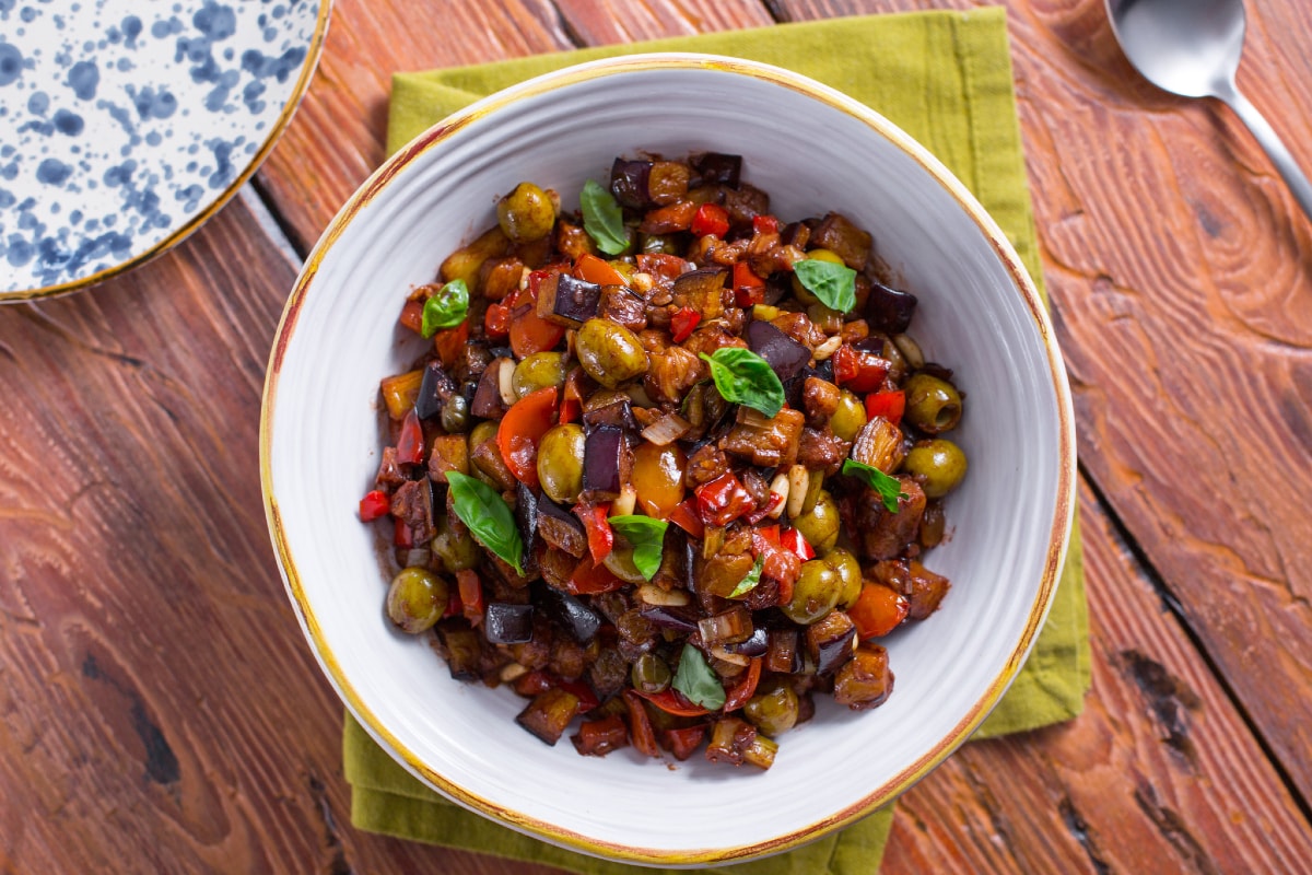 Caponata de berinjela com molho de cacau