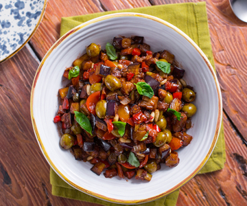 Caponata de berinjela com molho de cacau