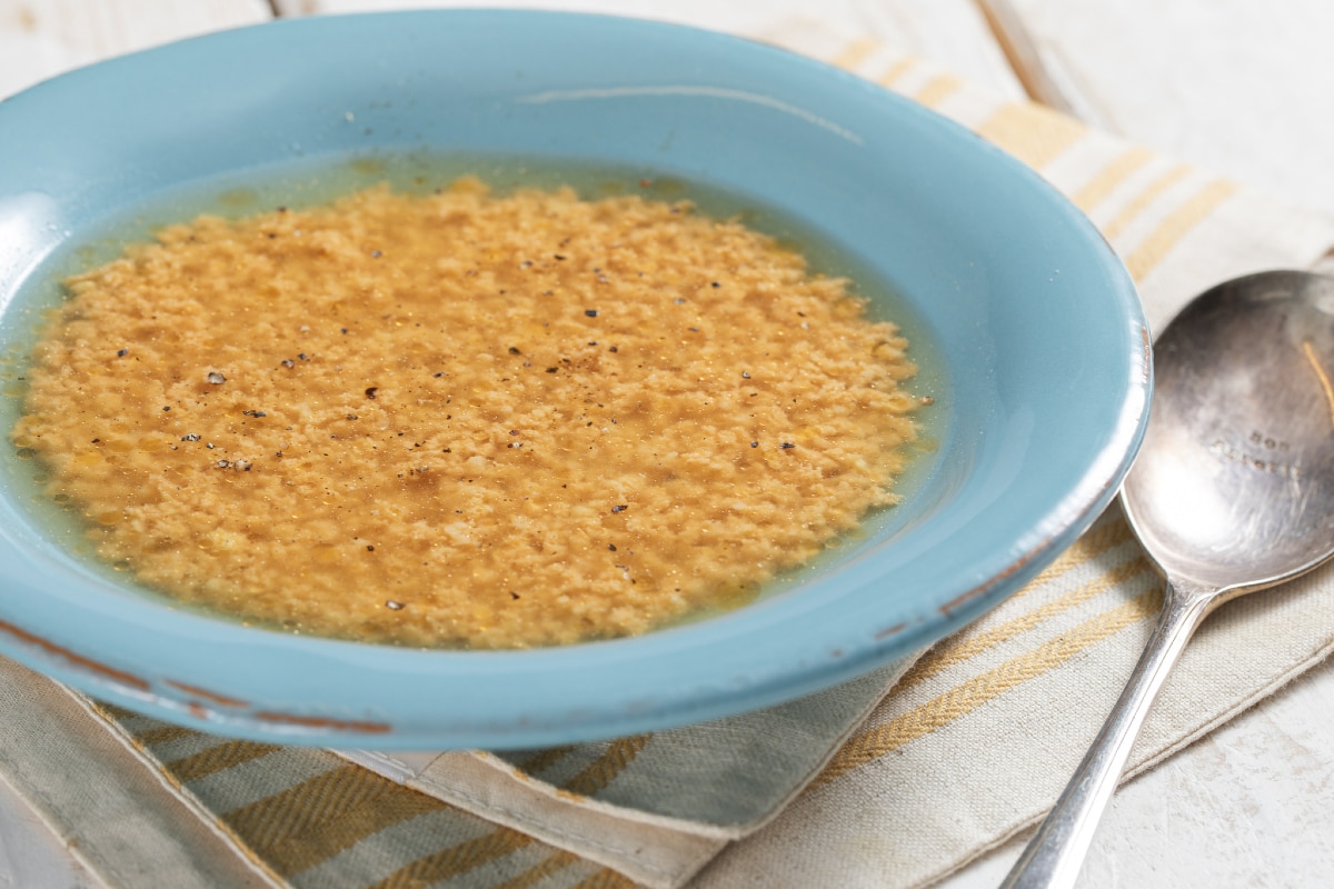 Stracciatella em caldo de legumes