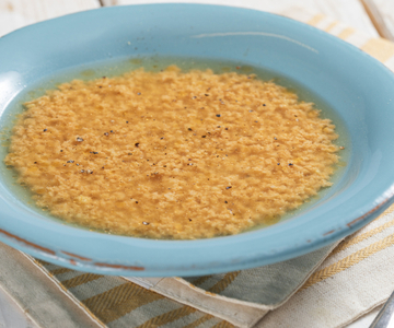 Stracciatella em caldo de legumes