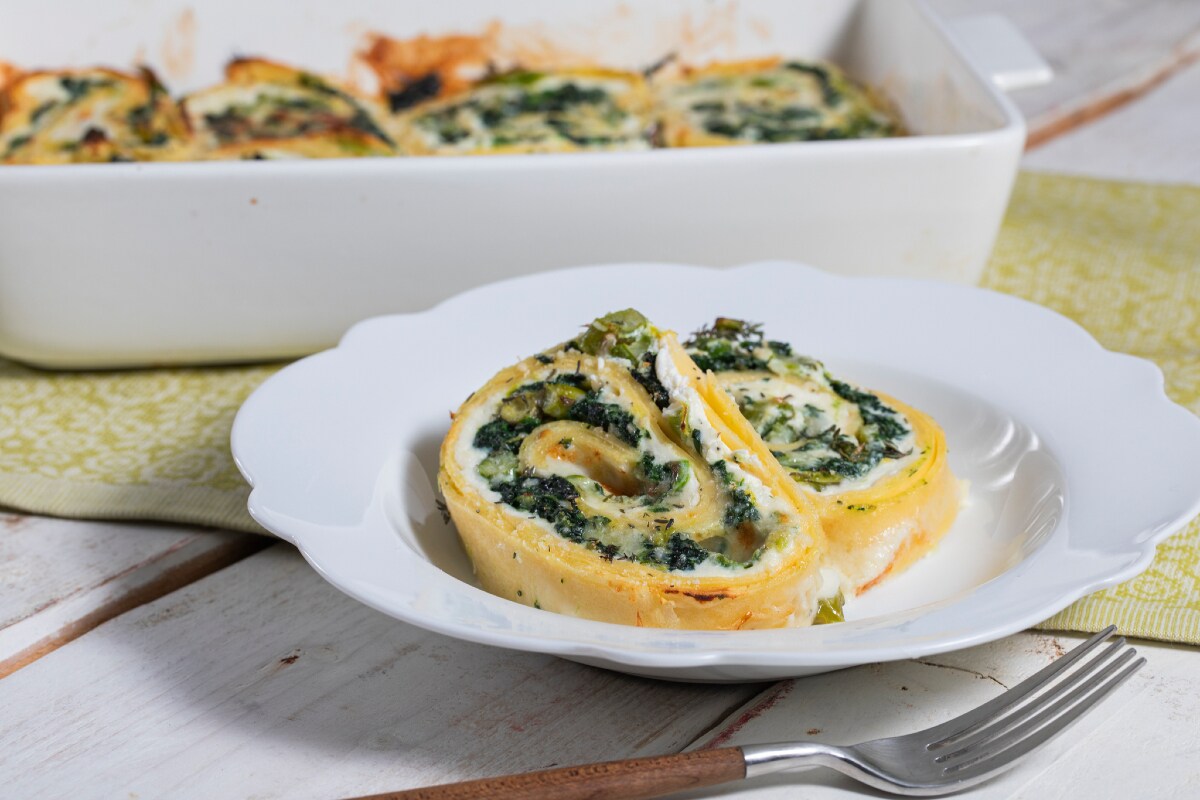 Rolo de panquecas com aspargos e espinafre