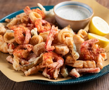 Fritura mista de peixe e vegetais