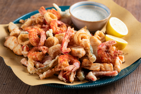 Fritura mista de peixe e vegetais