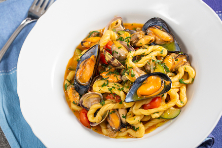 Lorighittas com molho de frutos do mar