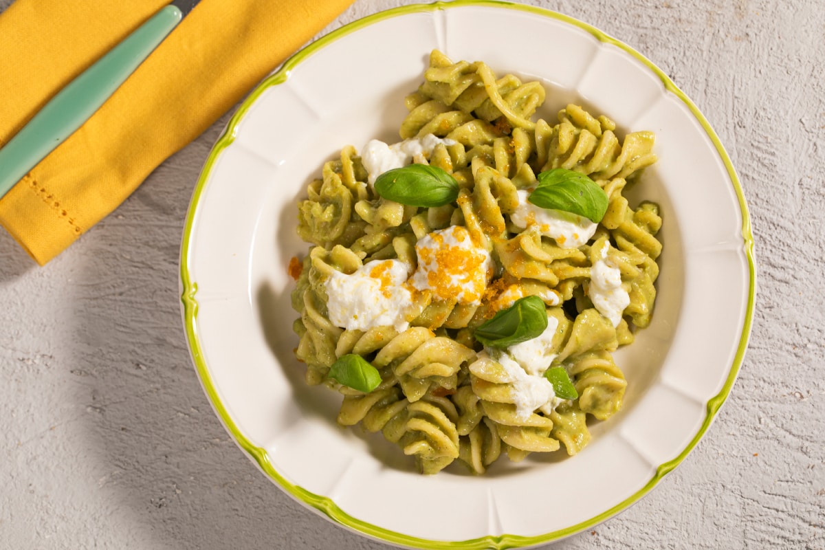 Massa com creme de aspargos, stracciatella e bottarga