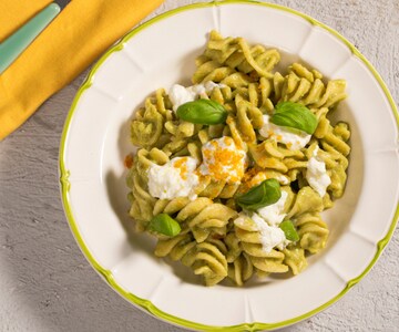 Massa com creme de aspargos, stracciatella e bottarga