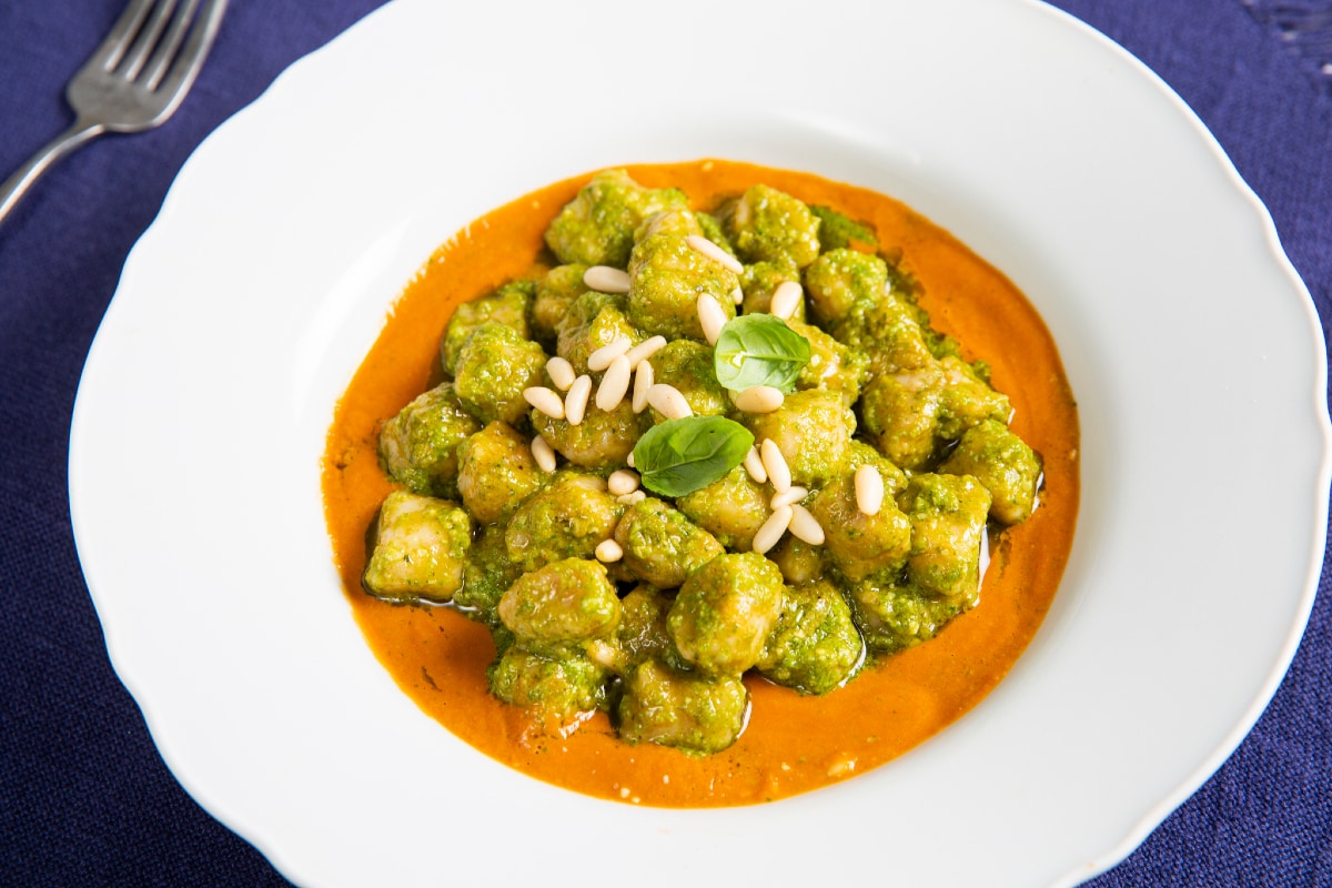 Nhoques integrais ao pesto e tomatinhos