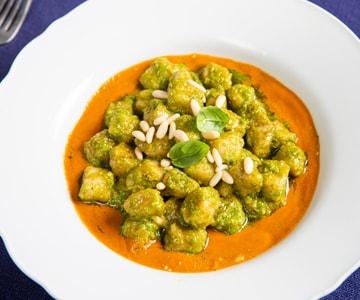 Nhoques integrais ao pesto e tomatinhos