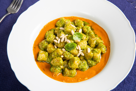 Nhoques integrais ao pesto e tomatinhos