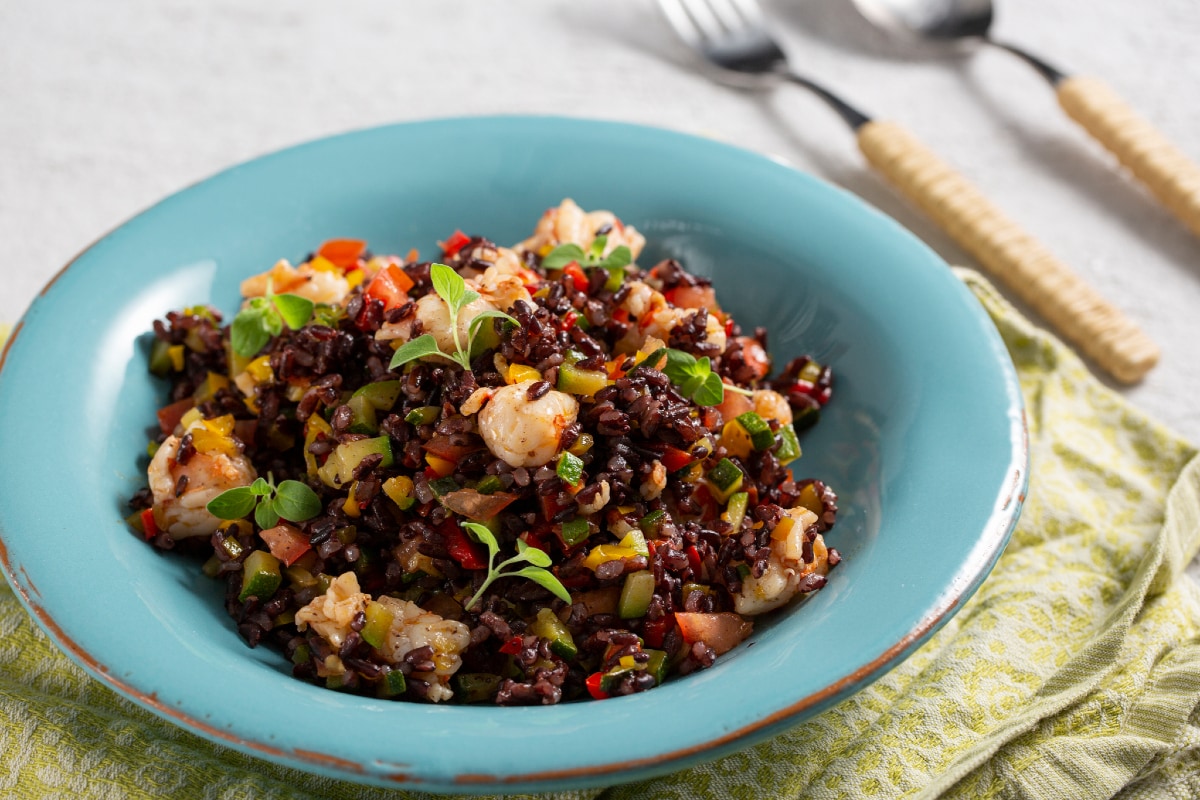 Salada de arroz negro com legumes e camarões