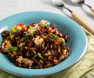 Salada de arroz negro com legumes e camarões